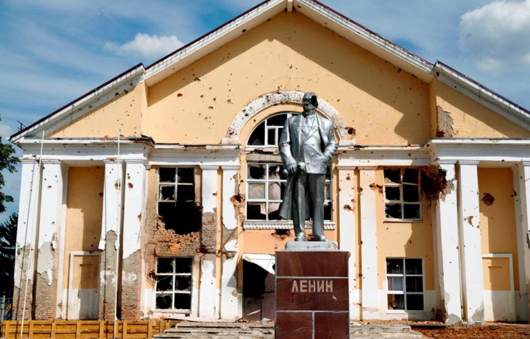 Расстрелянный в лицо памятник Владимиру Ульянову-Ленину – создателю советской Украины  за счёт земель, отторгнутых от РСФСР. Город Суджа, август 2024 года